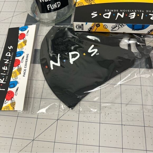 Cutterfly FRIENDS Collectors Bundle Merchandise Gift Box Button Down Shirt, Lrg - Picture 5 of 16